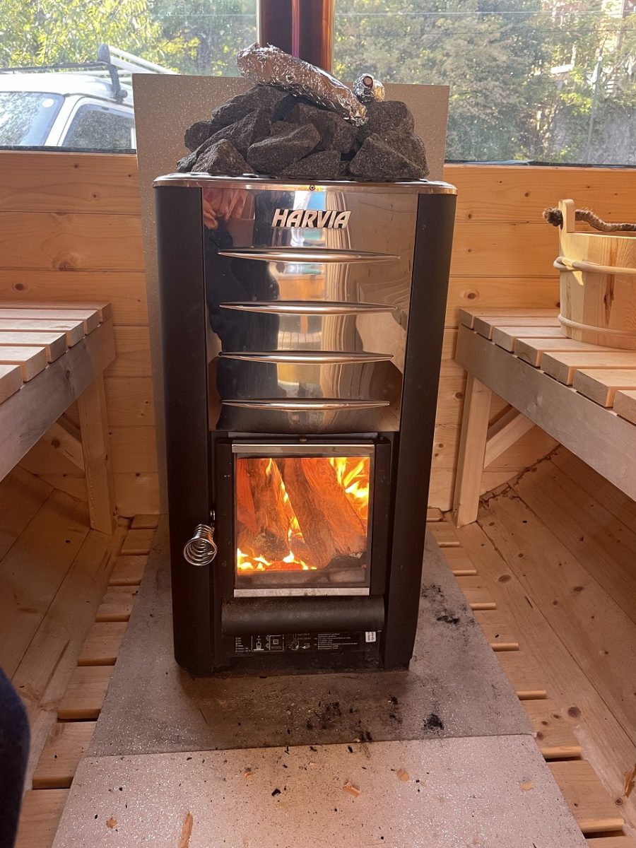 ログハウスにある薪ストーブで焼き芋をつくる